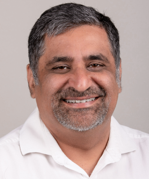 Photo de Dr Gaurav Mehta, FCCHL, souriant dans une chemise blanche.
